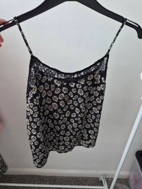 Black/daisy print cami top. Size small by Pimkie