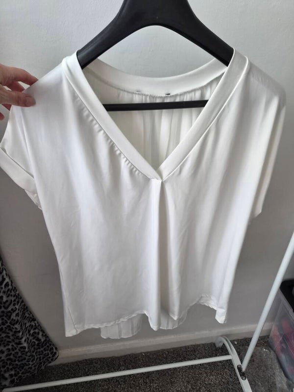 White short sleeve top. No size - measures a size 22-24