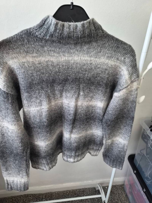 Grey/white long sleeve jumper. Size medium by Select
