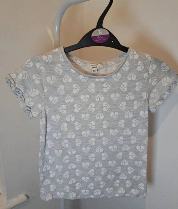 Girls grey short sleeve t-shirt.  Age 4-5 years by River Island