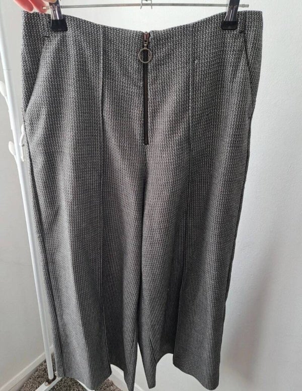Black/white trousers. Size 8 short by M&S.