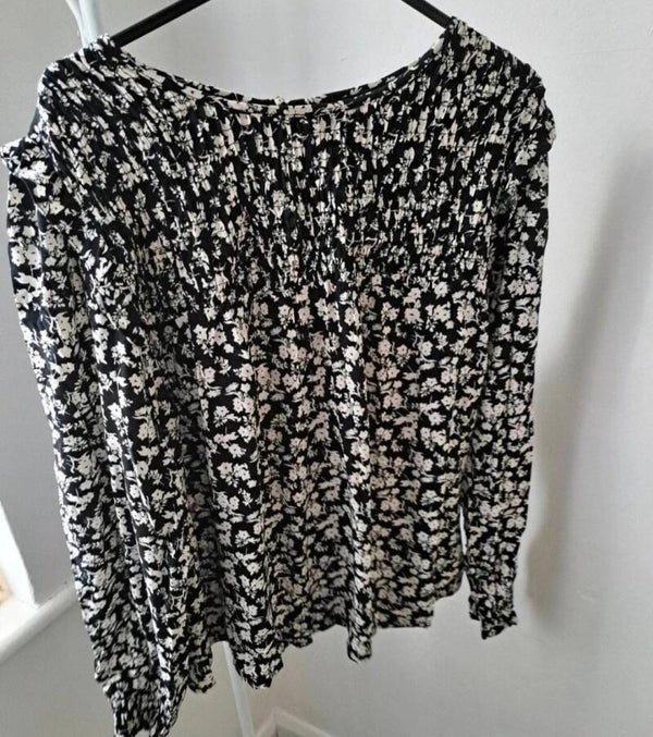 Black/white floral top. Size 14 by George