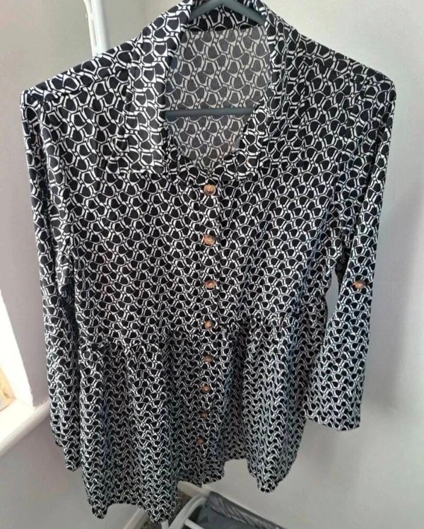 Black/white patterned long sleeve top. Size small by Shein