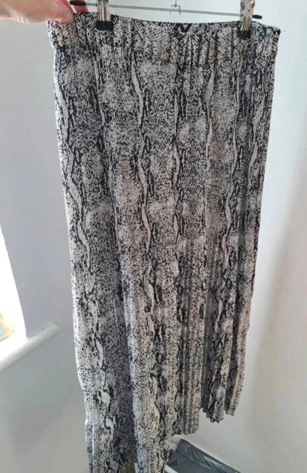 Black/grey/white patterned skirt. Size 12 by Primark