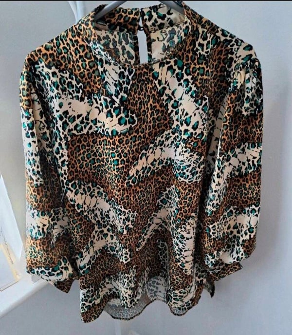 Multicoloured patterned 3/4 sleeve top. No size but measures a size Large