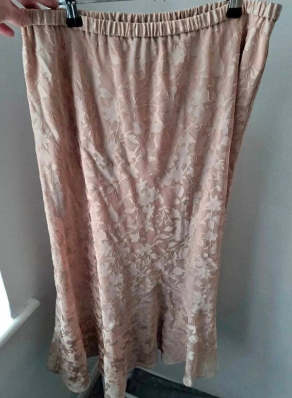 Beige/nude patterned skirt. Size 14 by Jacques Vert.