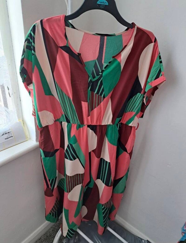 Multicoloured patterned short sleeve dress. Size 2XL by Shein Curve