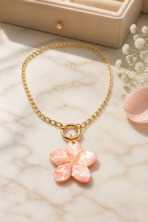 Gouden ketting met grote koraal roze bloem