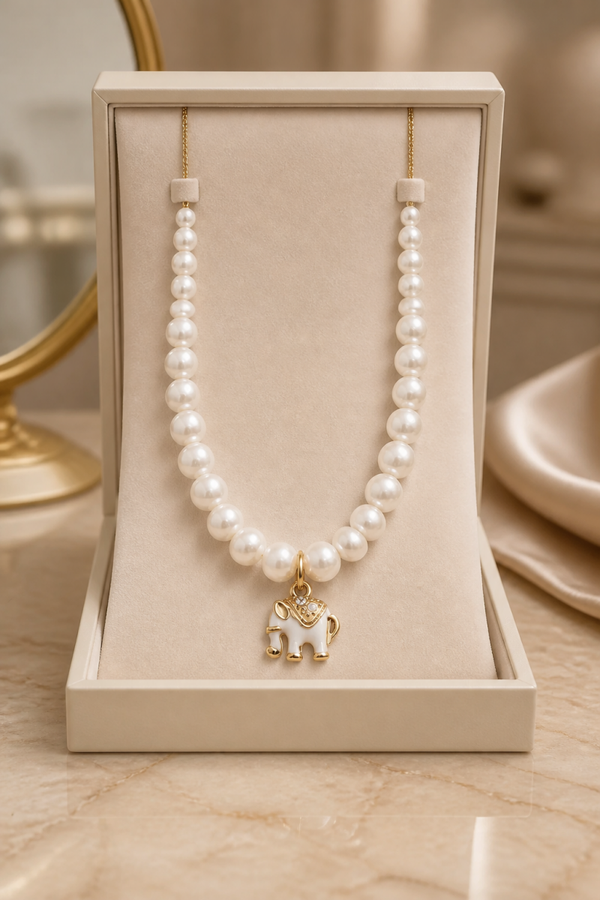 Parelketting met witte olifant bedel