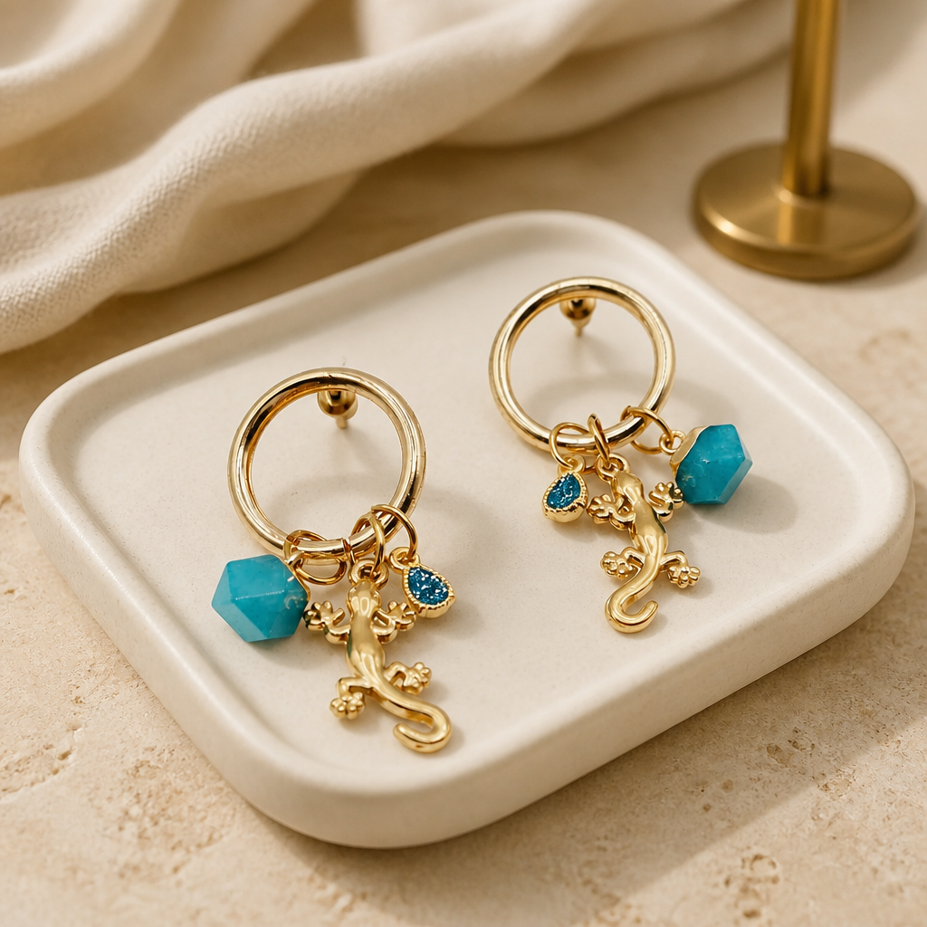 Gouden Lizzard oorbellen met aqua steentjes