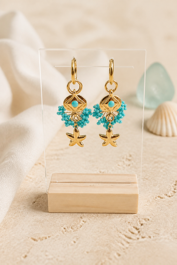 Gouden Boho oorbellen met Aqua kraaltjes en bedel