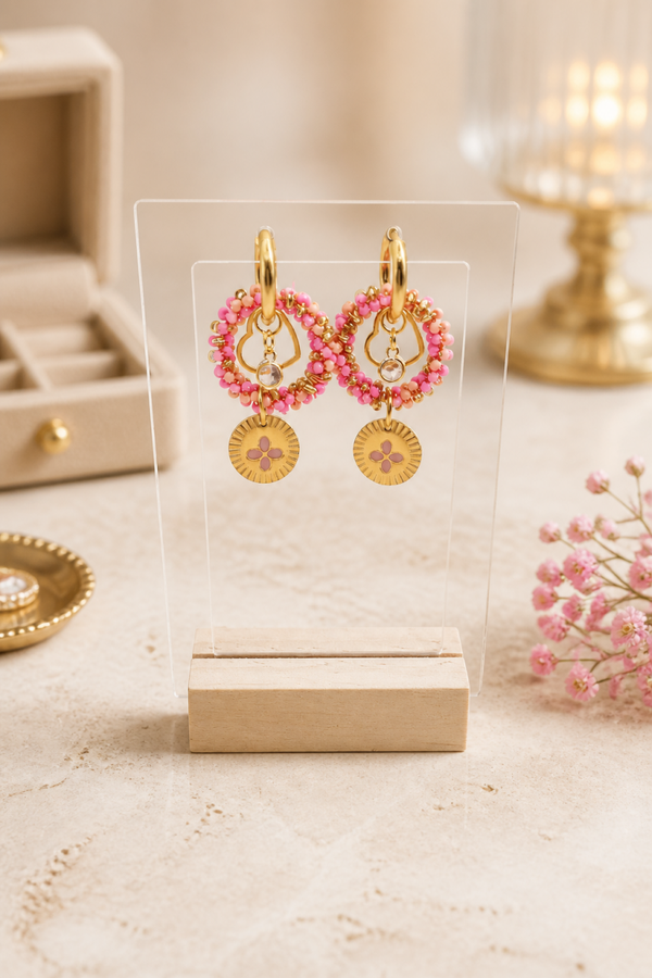 Goudkleurige oorbellen met roze/fuchsia kralen, klaver en hart bedel