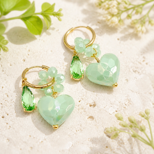 Oorbellen goud met mintgroene bedeltjes / hartjes