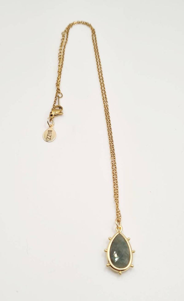 Goudkleurige ketting met groene hanger