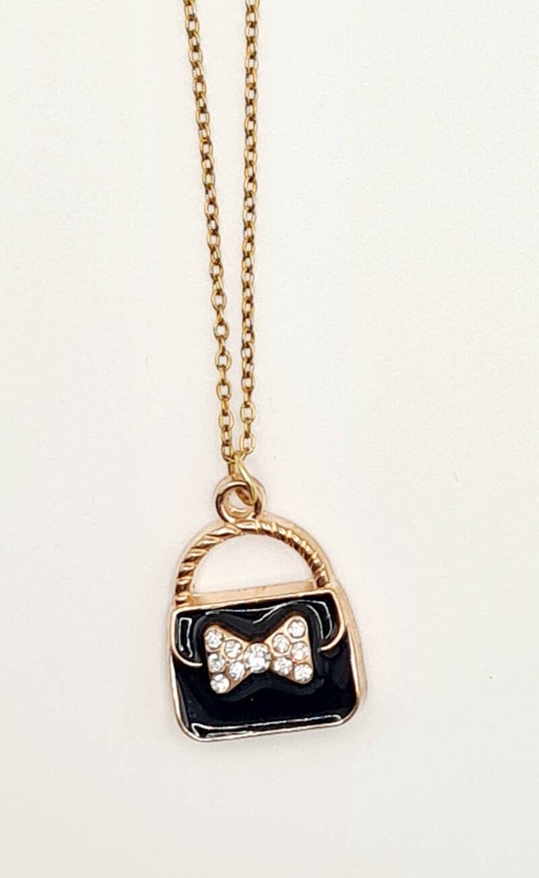 Gouden ketting met feninine hanger, tasje zwart