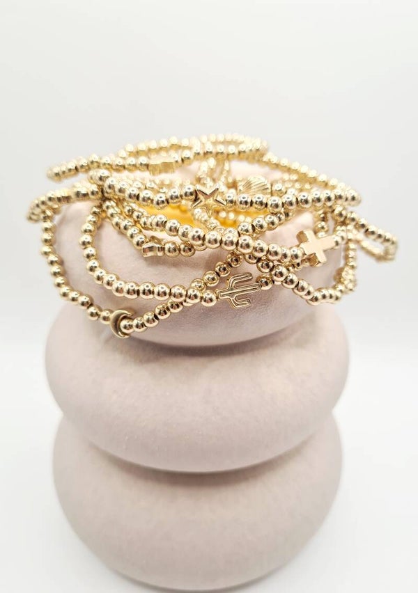 Goudkleurige kralen armbandjes.