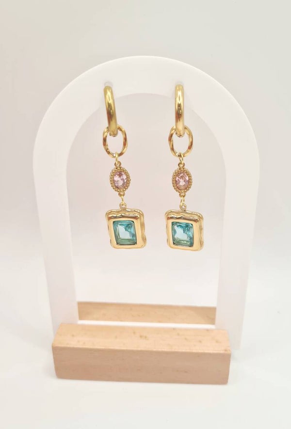 Oorbellen goud met aqua blauw en oudroze hangertjes