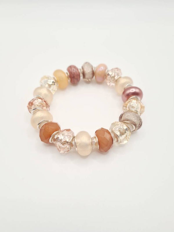 Armband met zacht roze kleurige kralen