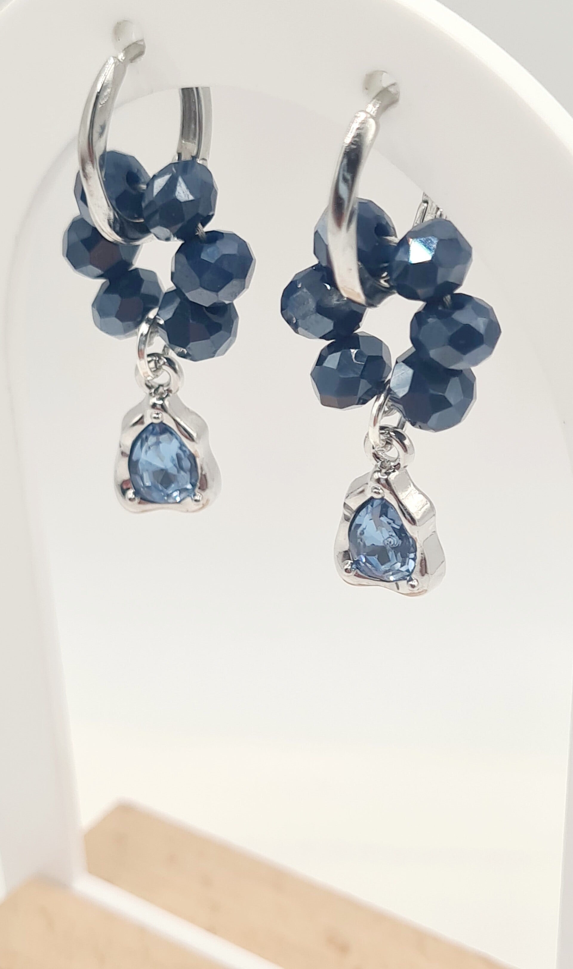 Zilveren oorbellen met blauwe accenten