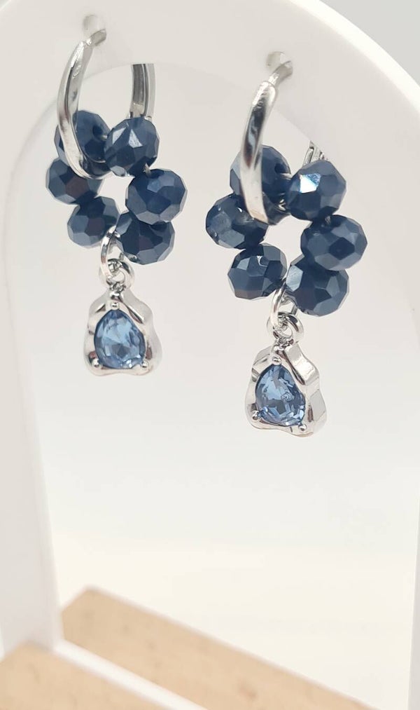 Zilveren oorbellen met blauwe accenten