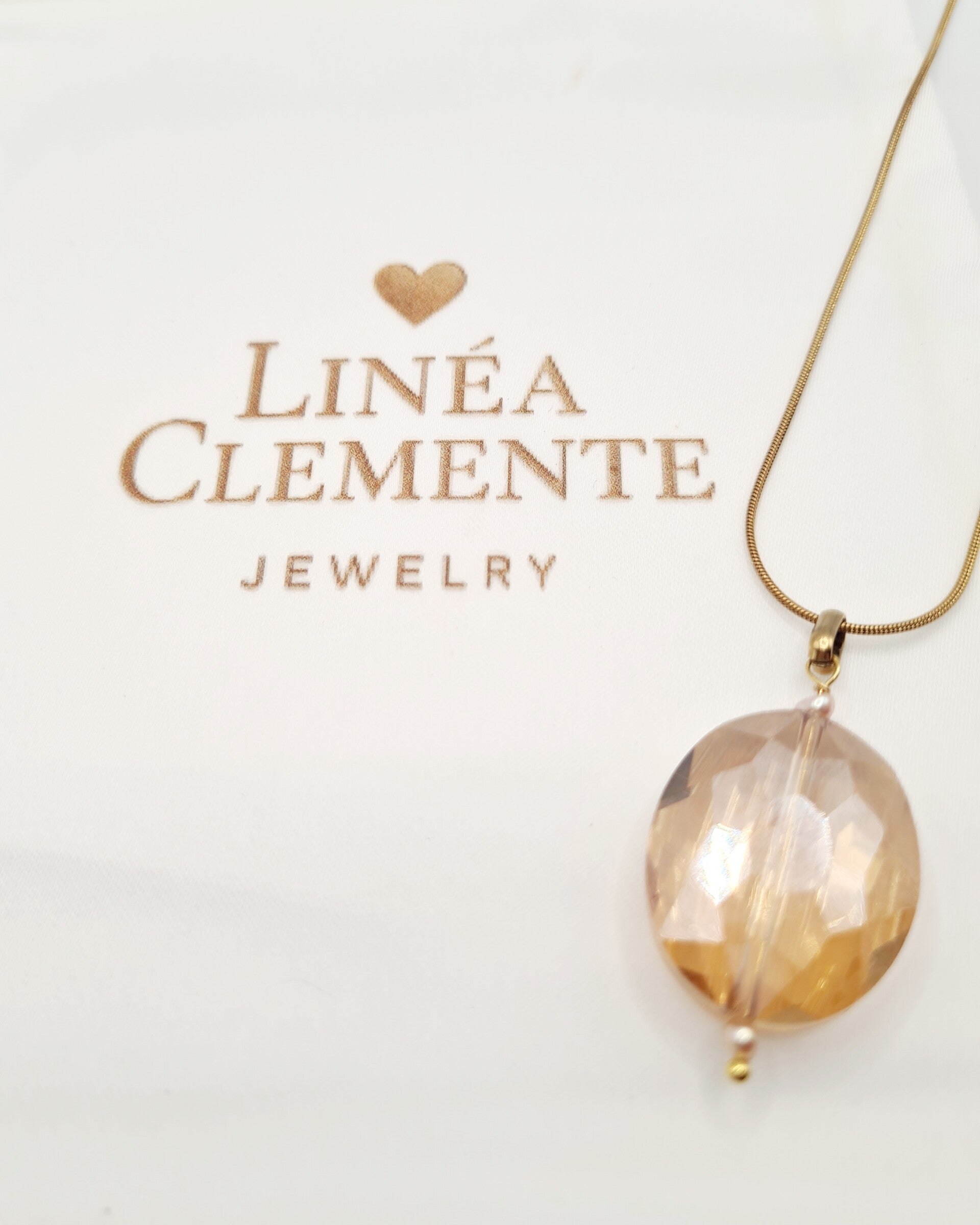 Gouden ketting met champagne kleurige hanger