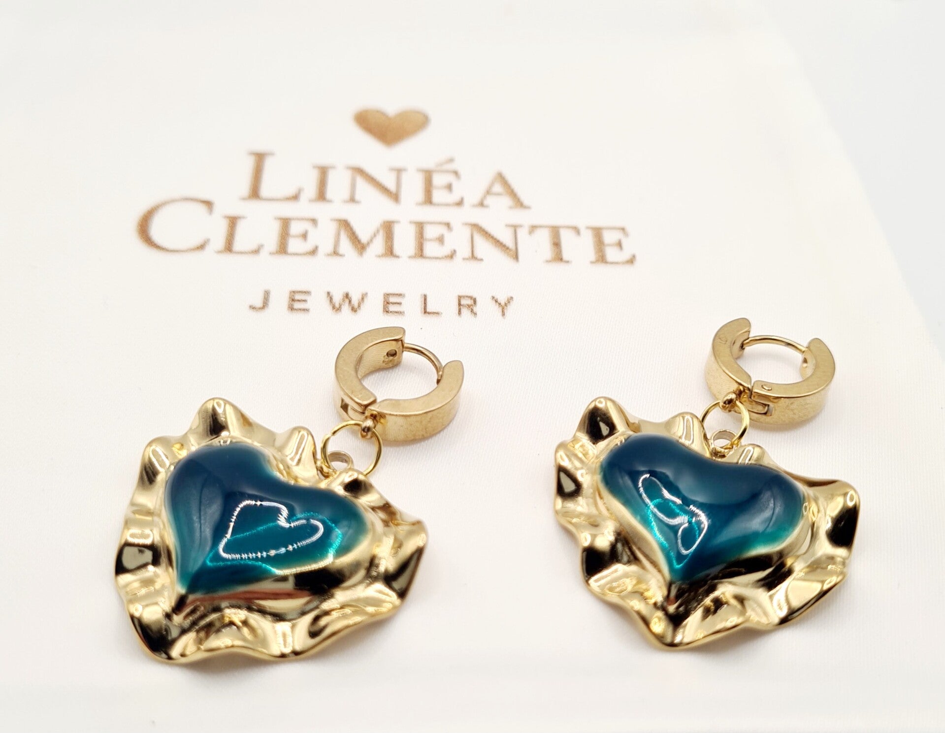Gouden hartjes oorbellen met zeegroen steen