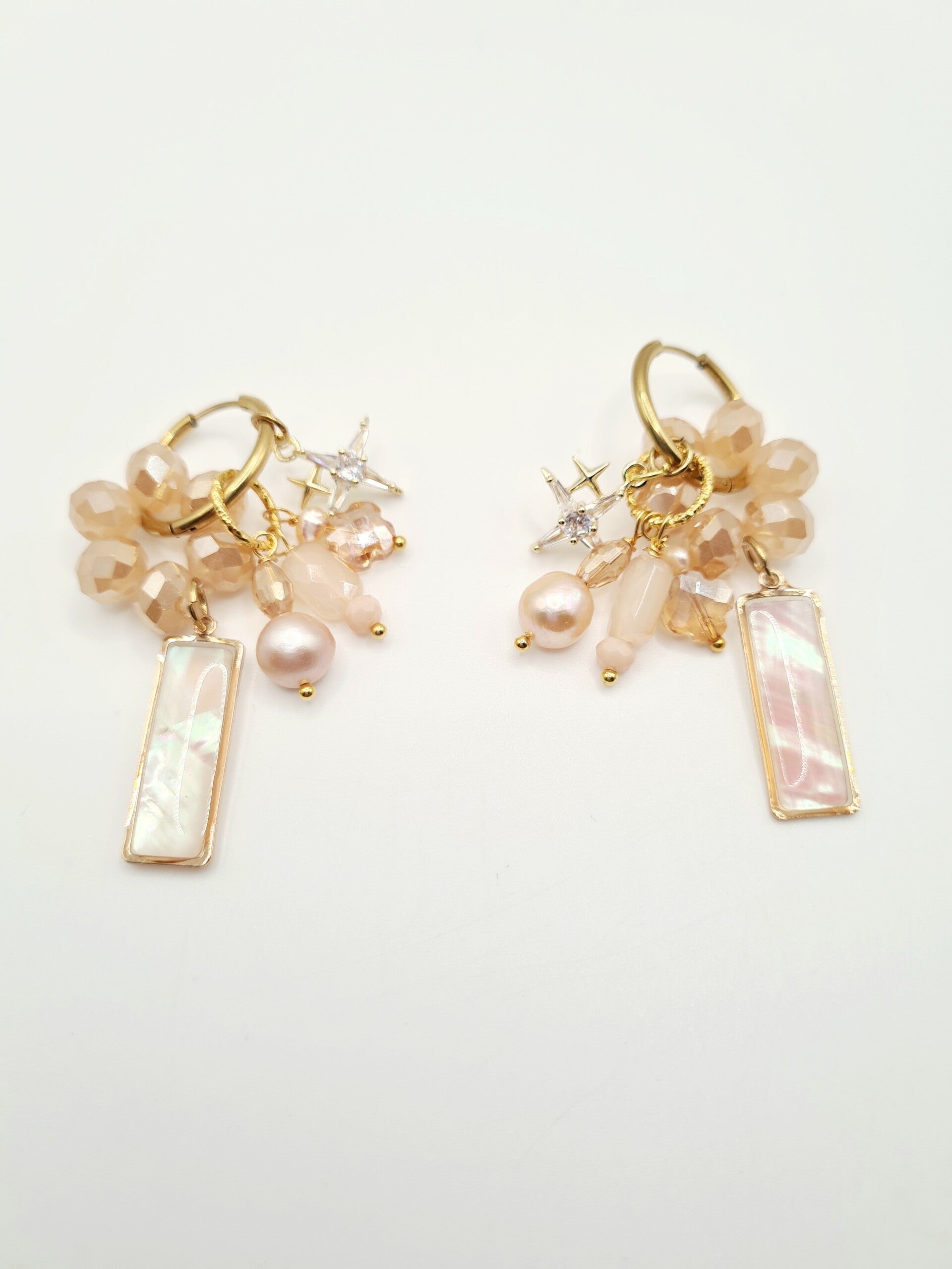 Feestelijke oorbellen met ster, langwerpige parel en oudroze kralen