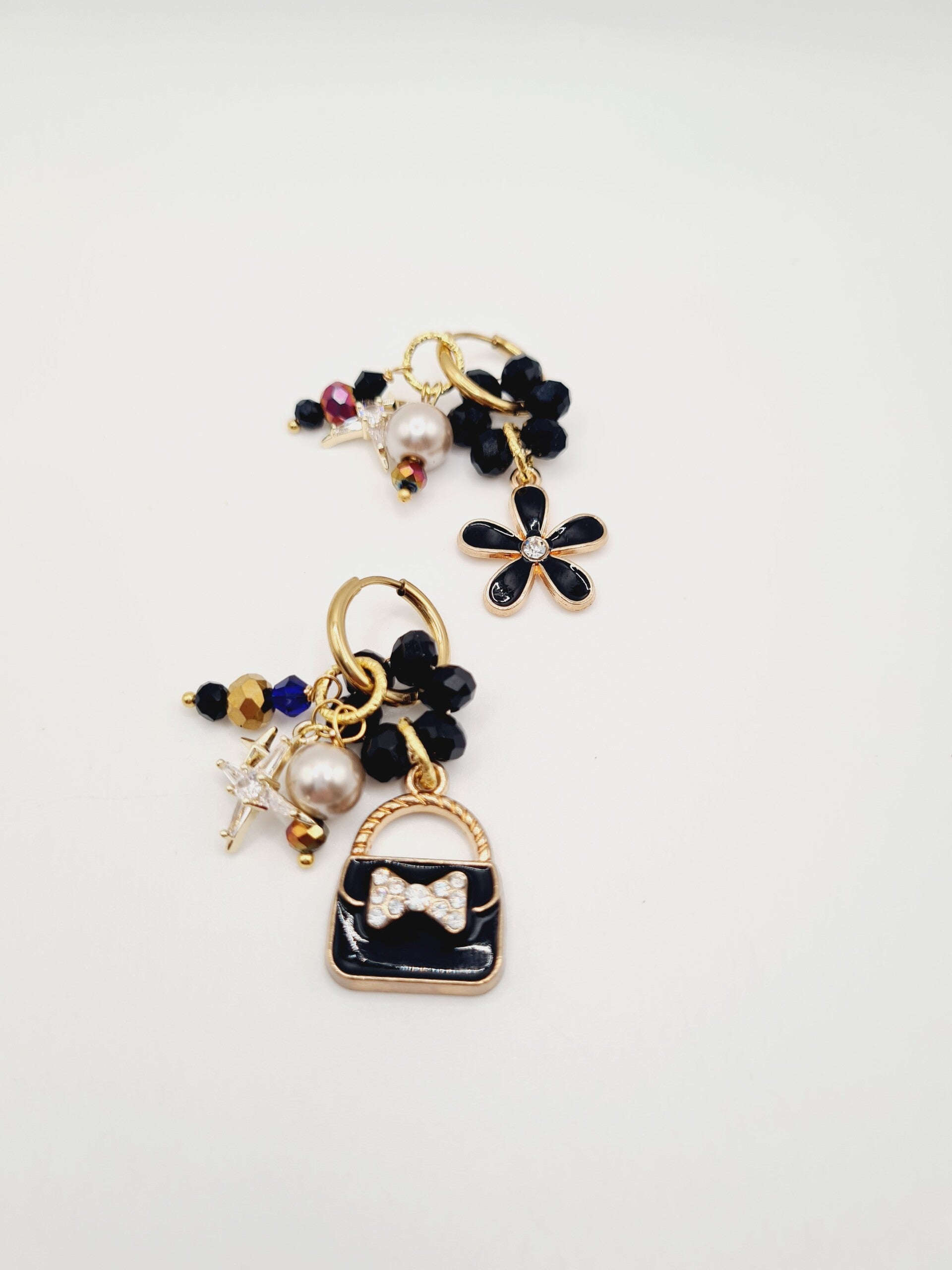 Feestelijke oorbellen zwart met goud, ster&tasje&bloem bedels