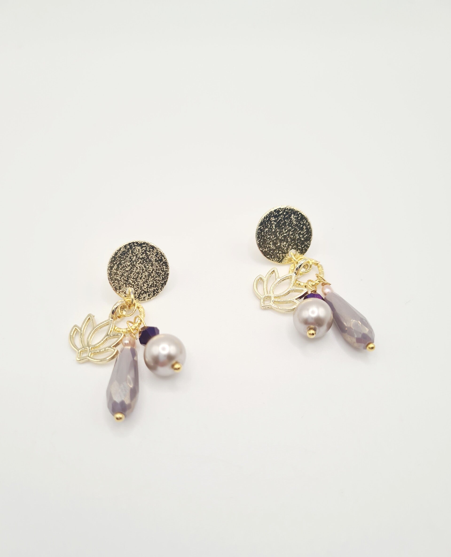 Goudkleurige stekertjes met paarse tinten én lotusbloem