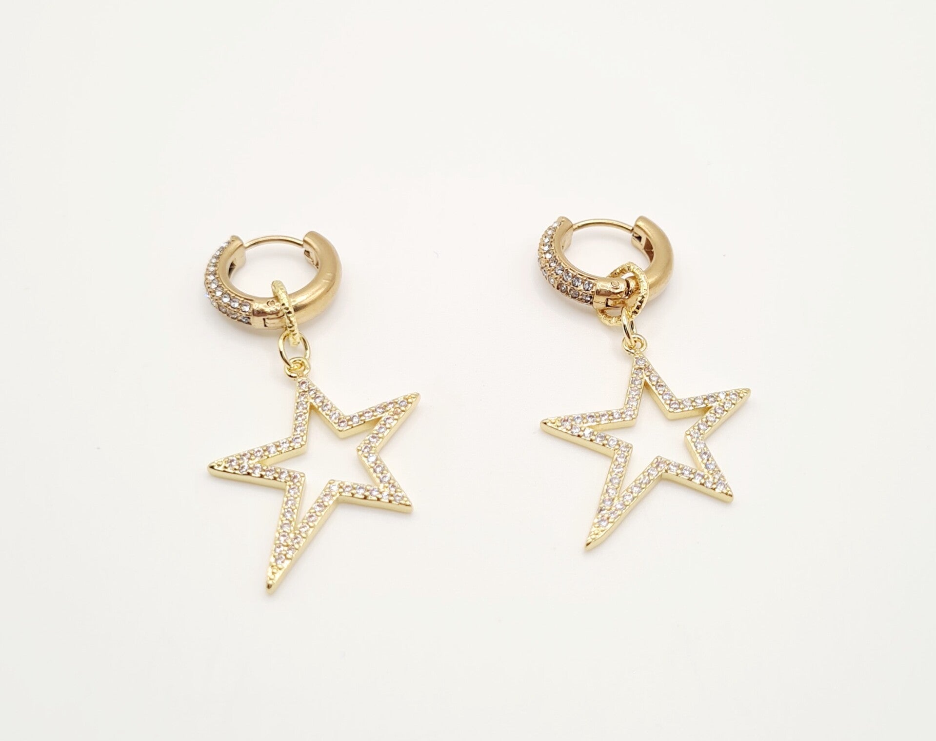Goudkleurige ster oorbel met zirkonia steentjes