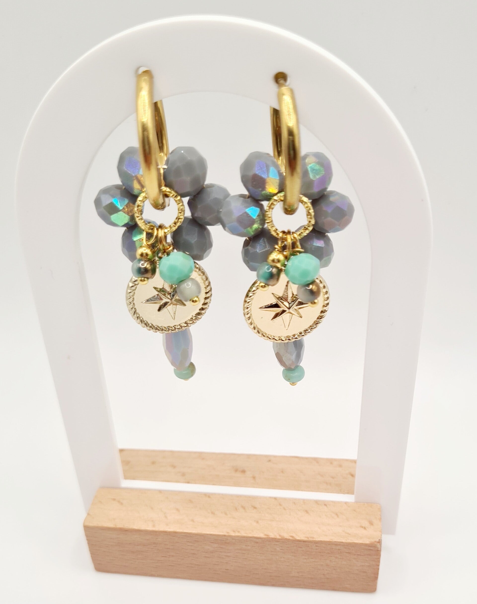 Gouden oorbellen met grijze & turquoise kralen en ster bedel