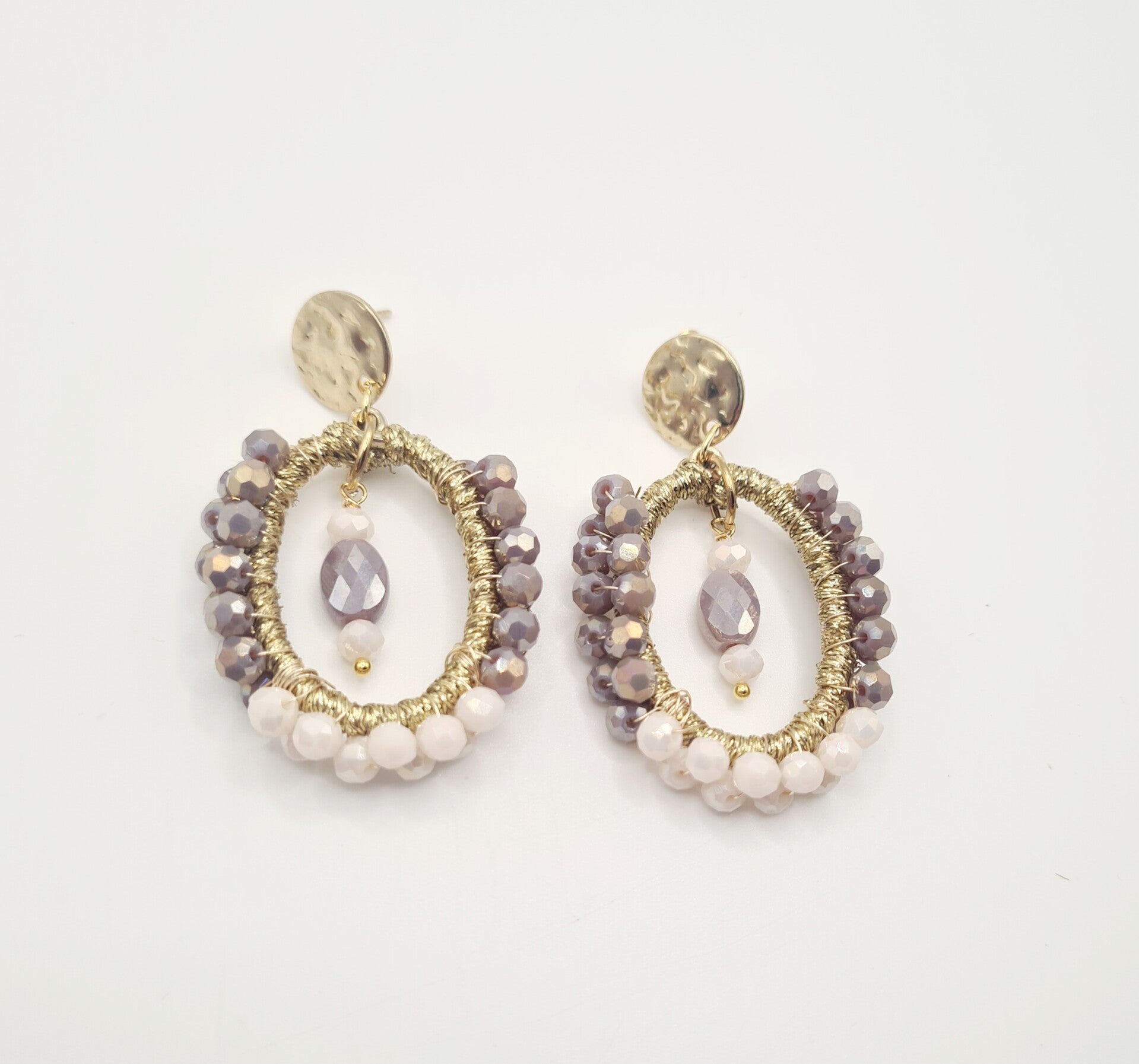 Statement oorbellen met lila en roze facetkralen