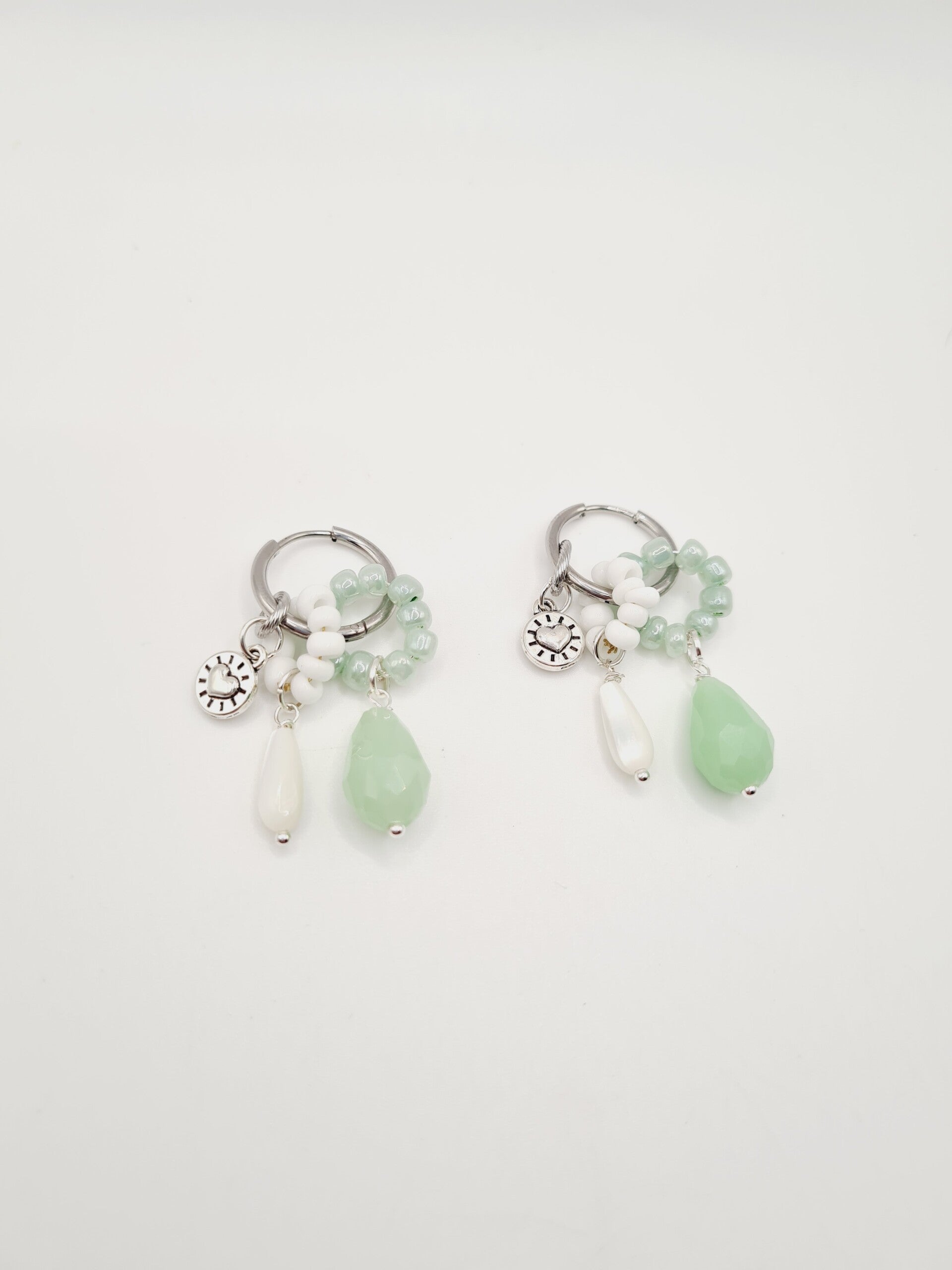 Zilveren oorbellen met witte en mintgroene bedeltjes