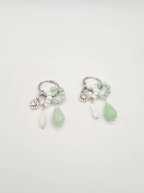 Zilveren oorbellen met witte en mintgroene bedeltjes
