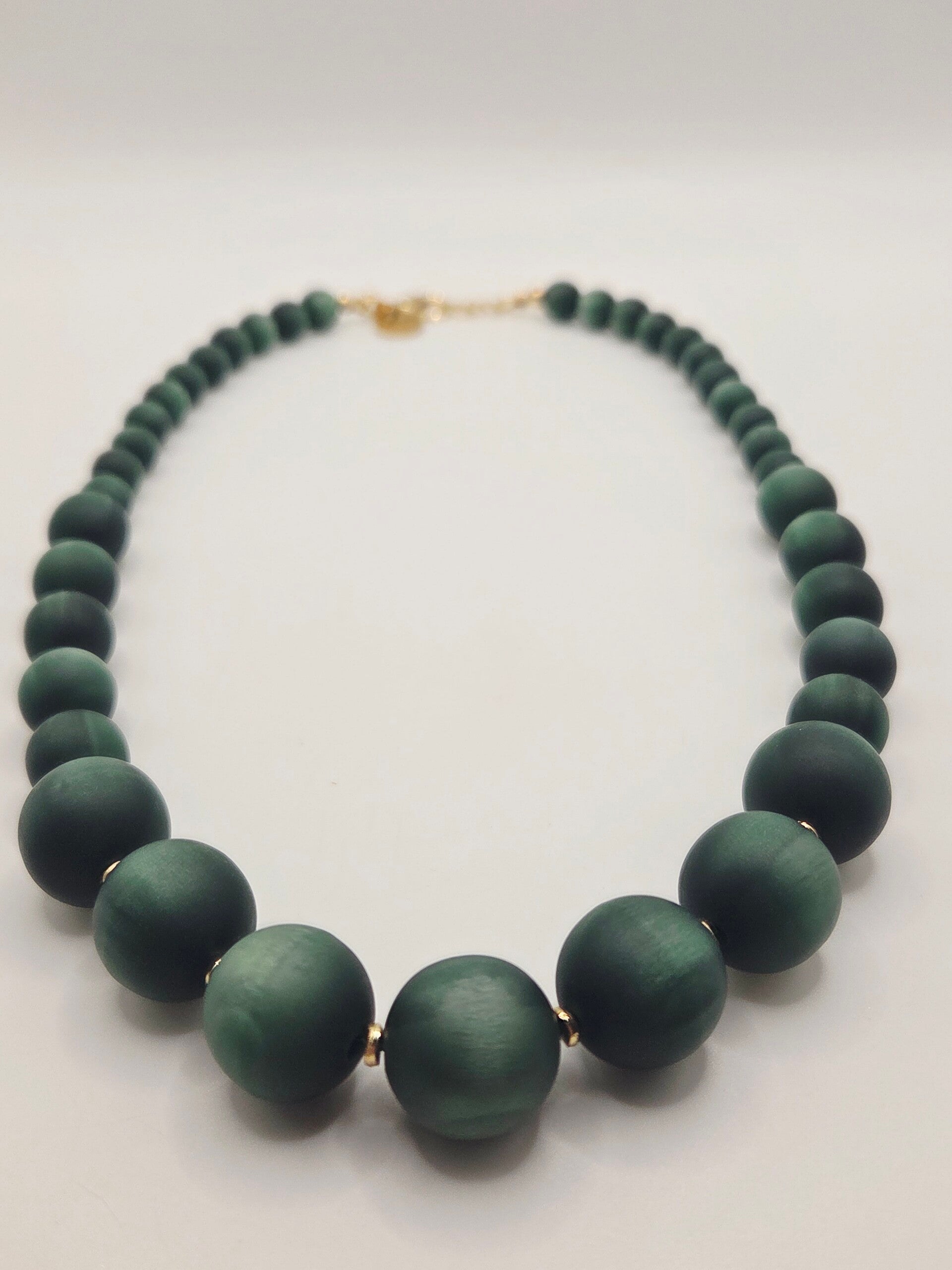 Ketting zeegroen afgewerkt met gouden kraaltjes