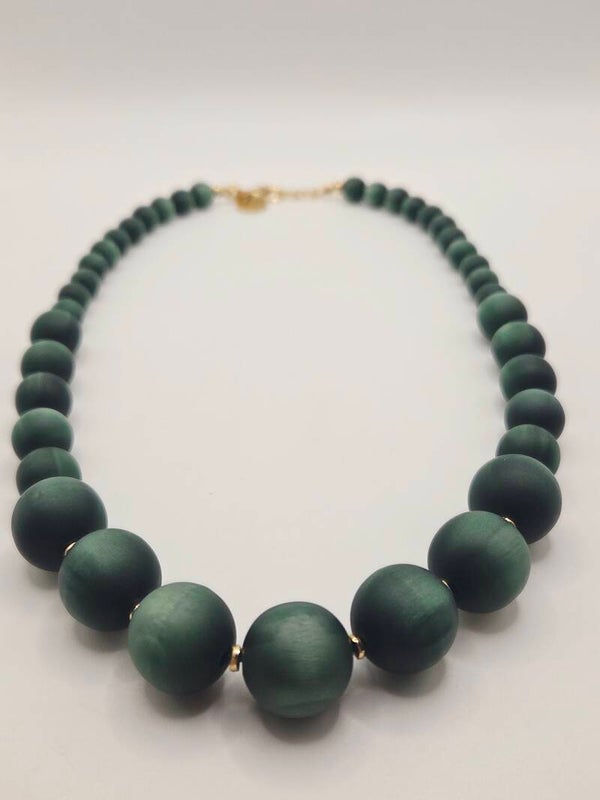 Ketting zeegroen afgewerkt met gouden kraaltjes