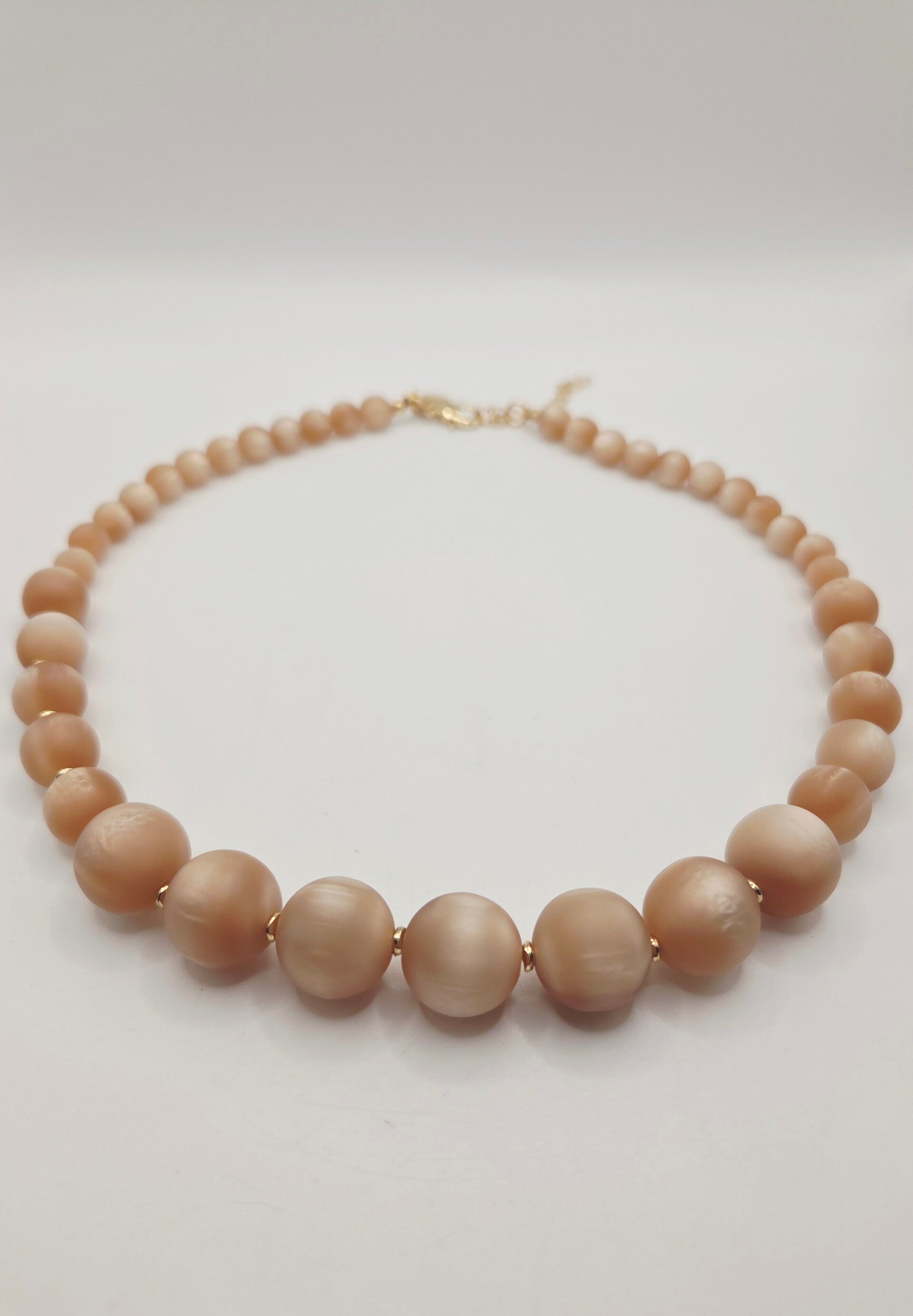 Ketting zachtroze met gouden kraaltjes afgewerkt