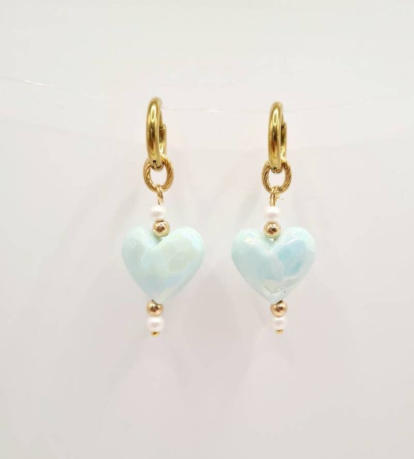 Blauwe hartjes oorbellen met goudkleurige ringen