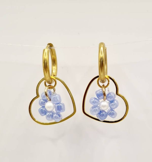Lavendel blauwe bloemetjes & hartjes oorbellen goudkleurig