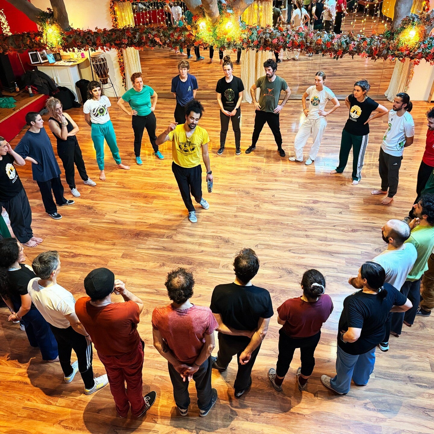 Cours de capoeira pour adultes à Toulouse avec Quilombo : participants en cercle autour du professeur.