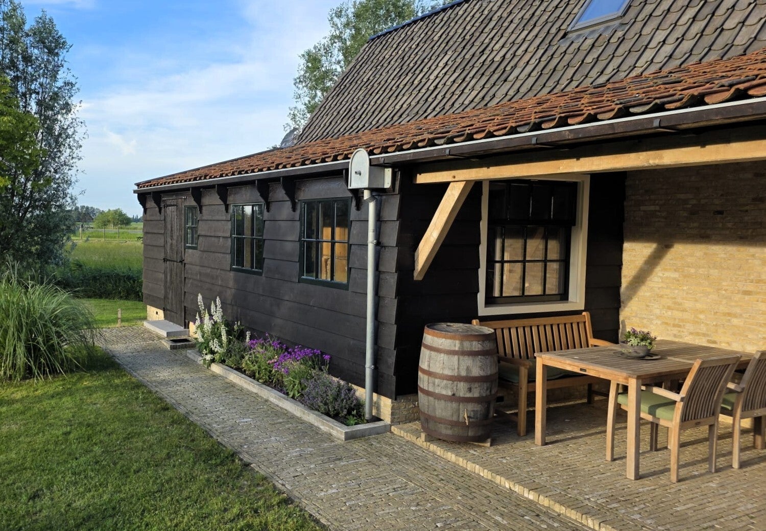 Aanbouw met overkapping