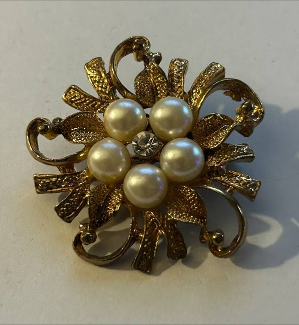 Goudkleurige broche wit