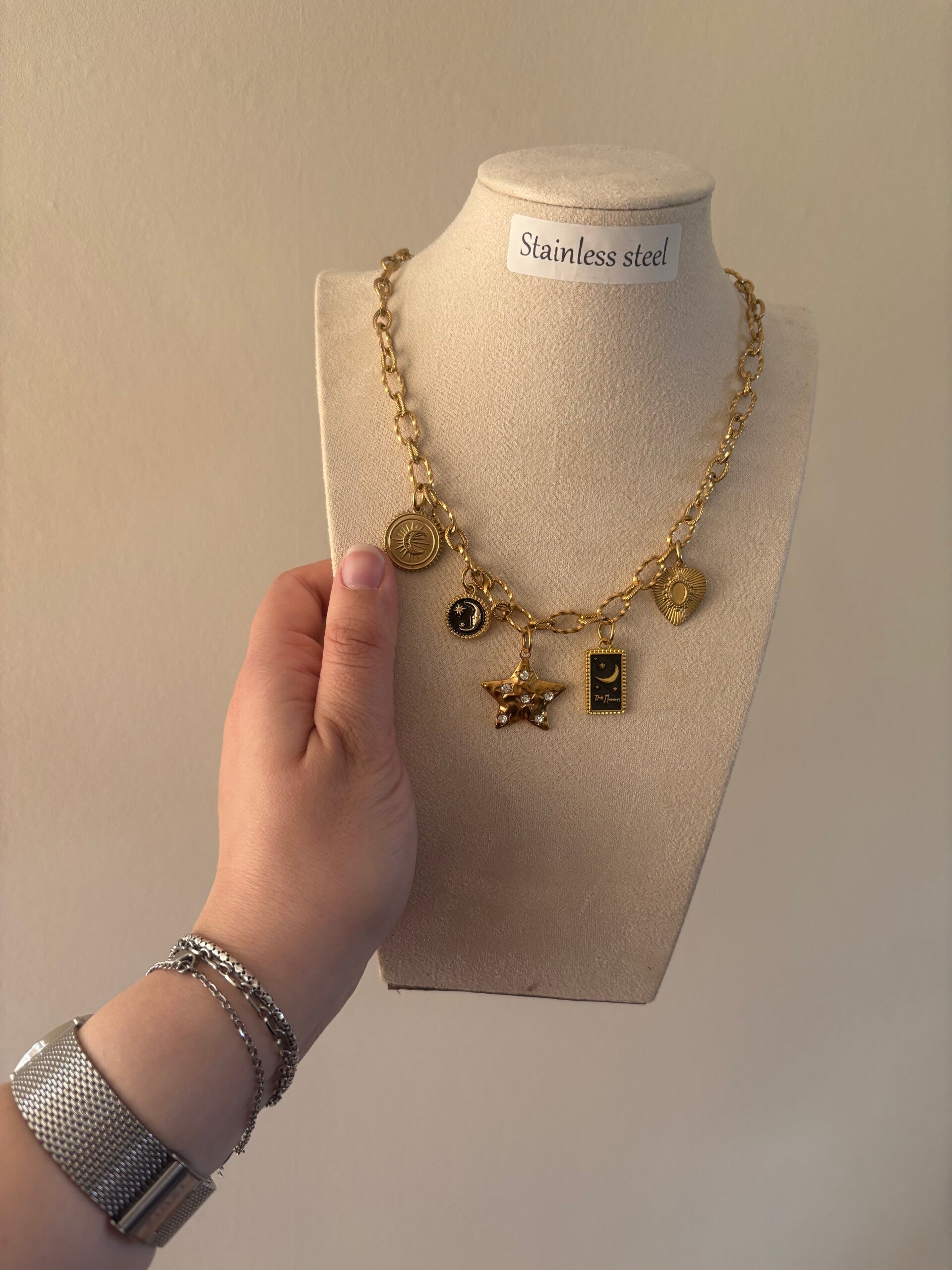 Ketting black story