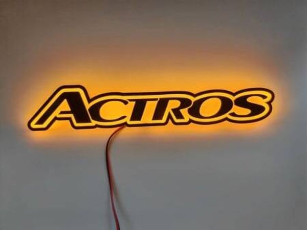 Leuchtendes Logo / Emblem für Mercedes Actros, Außenbereich, 40x7 cm, Weißes / Gelbes Licht