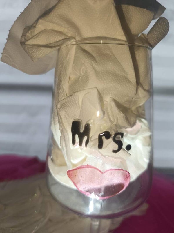 Bruid  wijnglas met rode lippen