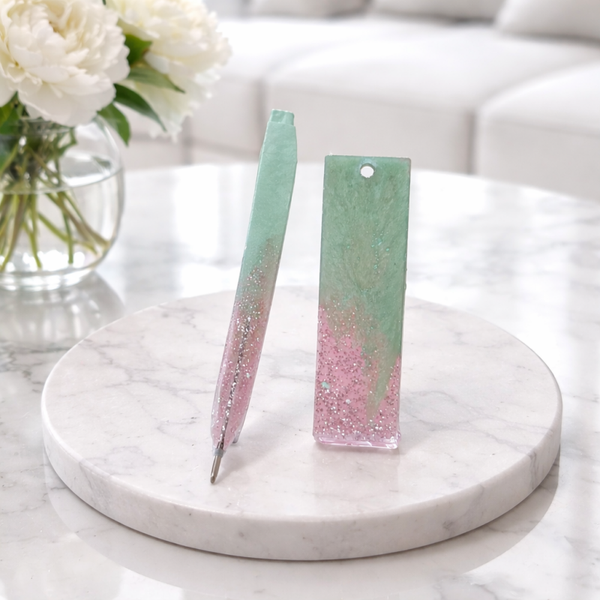 pen en boekwijzer in roze groen