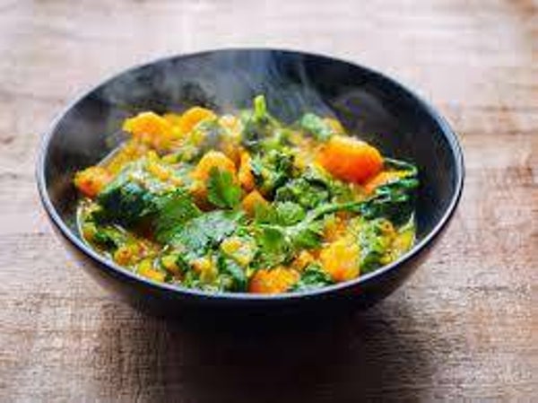 curry van zoete aardappel, spinazie, rijst, gebakken ei