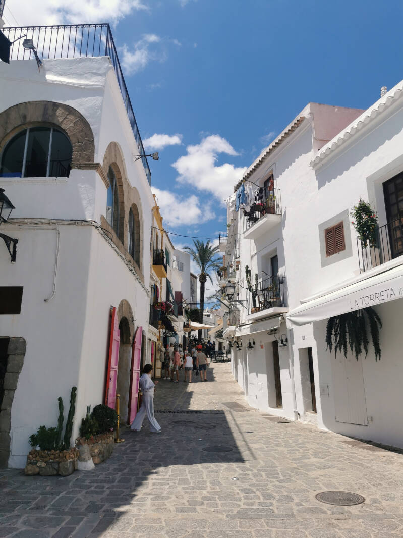 Schöne Gassen mit weißen Häusern in Dalt Vila