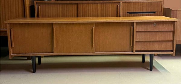 Upea Teak vintage senkki/tv-taso 50/60-luku. Projekti & Varaston tyhjennys Maksa 12/kk erissä Klarnalla.