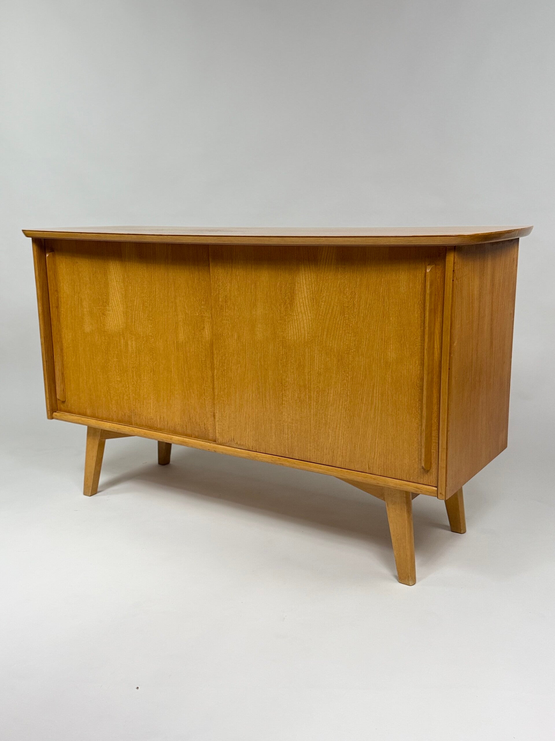 Kaunis vintage senkki 50/60-luku. Maksa 12/kk erissä Klarnalla